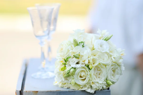 Bliska piękne wesele bukiet panny młodej na stole — Zdjęcie stockowe