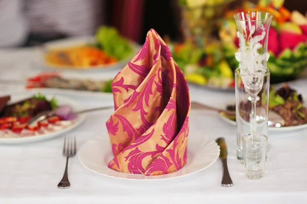 Table joliment décorée pour un dîner de mariage dans un restaurant — Photo