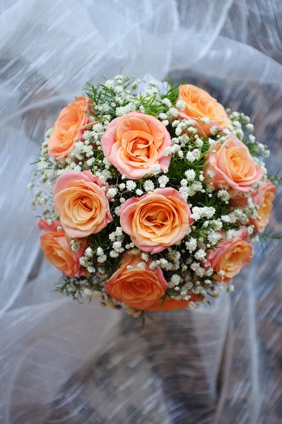 Bouquet de fleurs de mariage à mains de mariée avec robe blanche sur fond — Photo