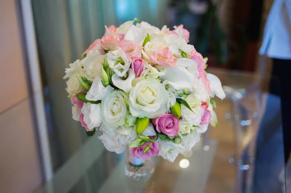 Close up of beautiful wedding bouquet Bride on table — Stock Photo, Image