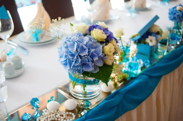 Prachtige boeketten decoratie op bruiloft tafel in een restaurant — Stockfoto