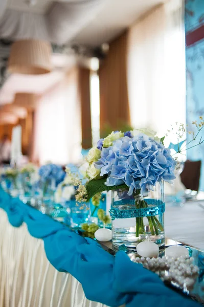 Hermosa decoración de ramos de flores en la mesa de la boda en un restaurante — Foto de Stock