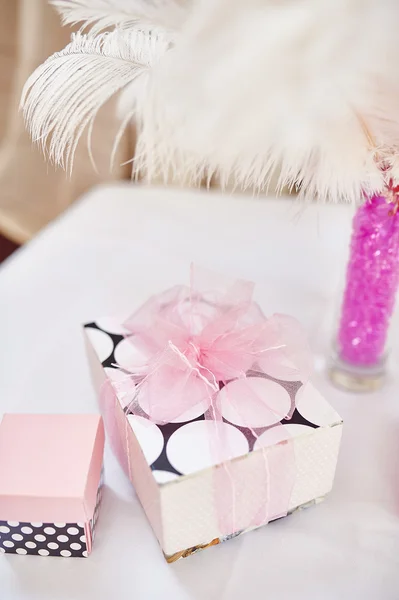Hermosa caja de regalo con lazo de cinta para boda — Foto de Stock