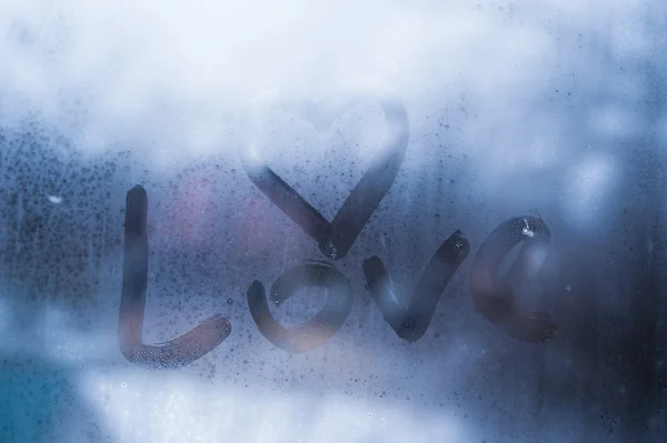 La lluvia otoñal, la inscripción en el vaso sudoroso - el amor y el corazón — Foto de Stock