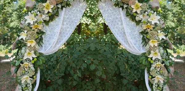 Hermoso arco de boda decorado para la ceremonia al aire libre —  Fotos de Stock