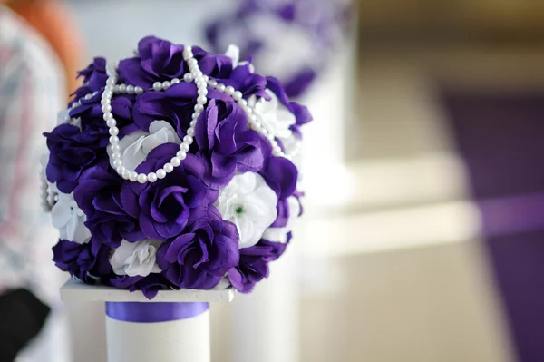 Bellissimo bouquet da sposa di fiori viola e bianchi — Foto Stock