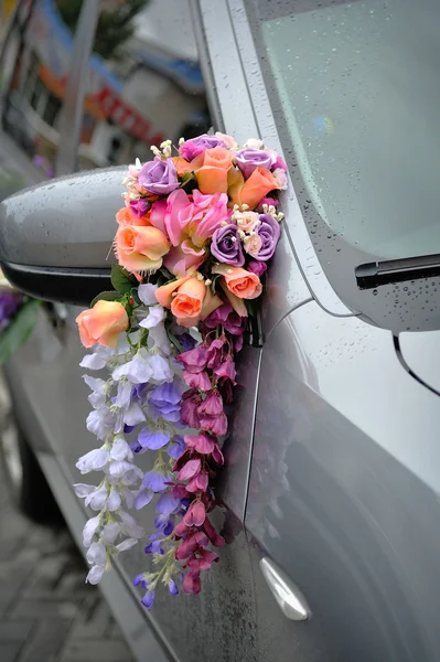Elégante voiture de luxe de mariage décorée de belles fleurs — Photo