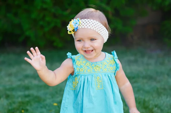 Petite fille marche dans le parc sur l'herbe — Photo