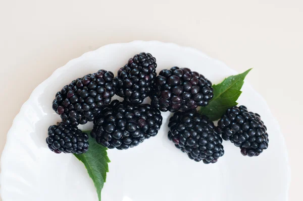 健康有机黑莓素食饮食甜零食在白板上 — 图库照片