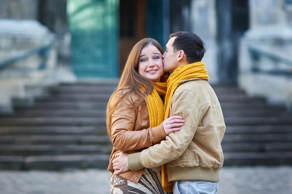 Couple of tourists taking a walk in a city street sidewalk in a sunny day — Stock Photo, Image