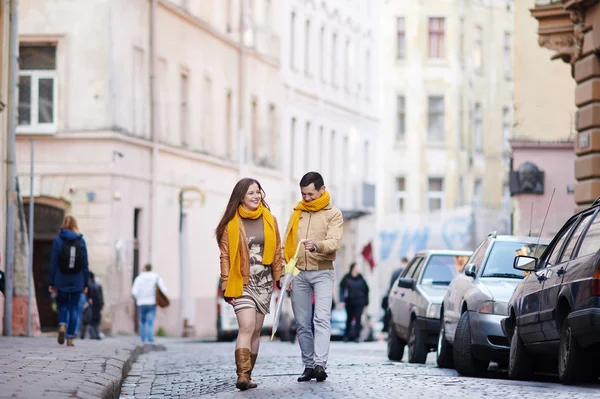 Pareja amorosa caminando por la ciudad vieja Lviv — Foto de Stock