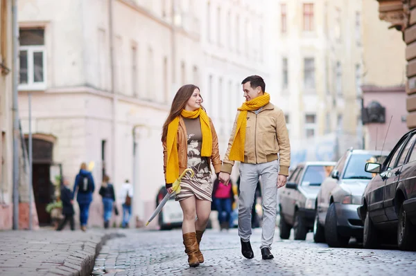 Casal amoroso andando pela cidade velha Lviv — Fotografia de Stock