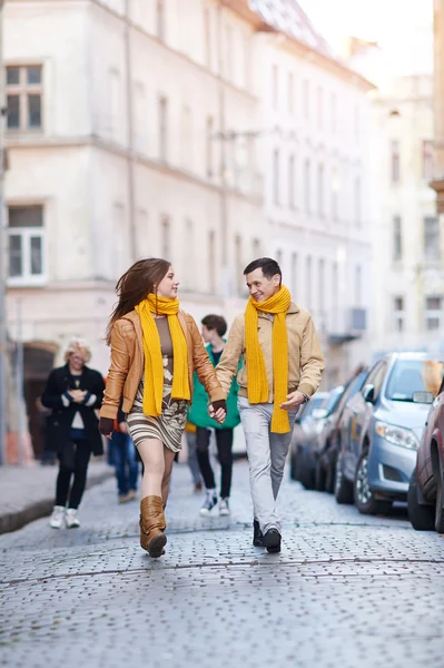 Pareja amorosa caminando por la ciudad vieja Lviv — Foto de Stock