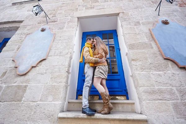 Beautiful young couple in love standing near historic building — Stock Photo, Image