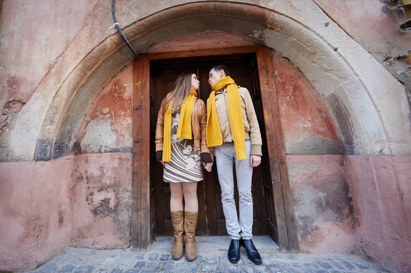 Hermosa joven pareja enamorada de pie cerca del edificio histórico — Foto de Stock