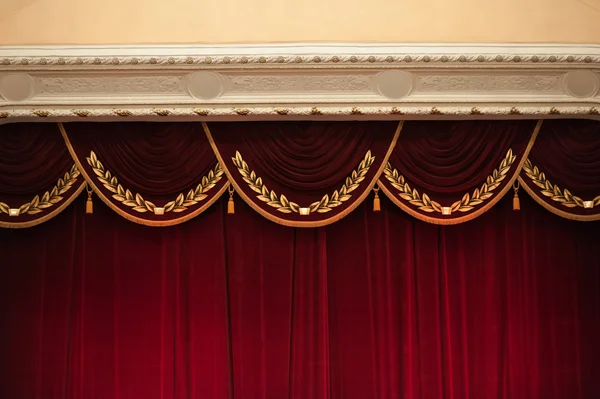 Hermosas cortinas rojas decoradas en la parte superior del teatro — Foto de Stock