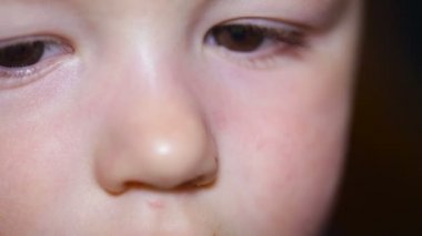 Güzel bebek çocuk gözünde portre