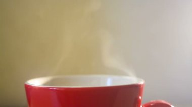 Kırmızı fincan sıcak kahve gelen buhar buhar ile