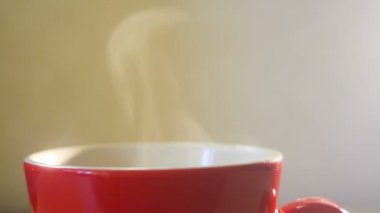 Kırmızı fincan sıcak kahve gelen buhar buhar ile