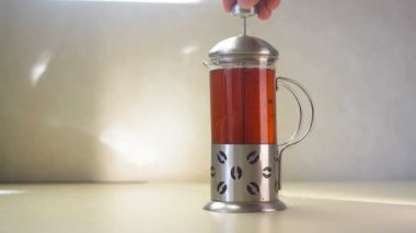 Çiçeklenme çay çiçek içinde cam çaydanlık