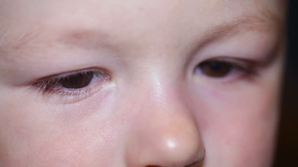 Closeup eyes van mooie babyjongen — Stockvideo