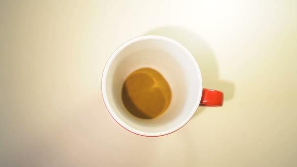 Versato in una tazza di caffè e versare acqua calda — Video Stock