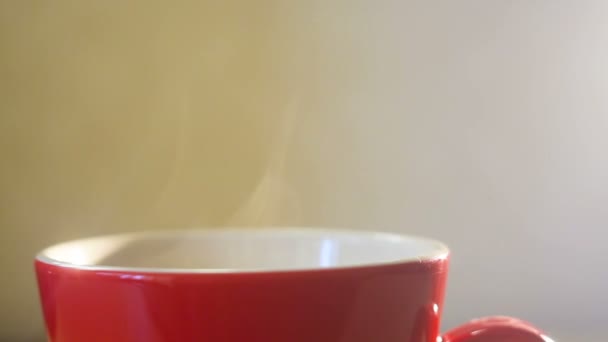 Tasse de café rouge chaud avec vapeur de vapeur provenant de — Video