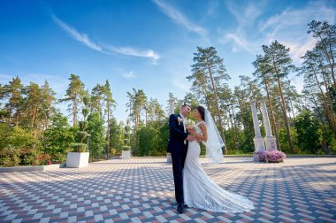 mutlu damat ve gelin onların düğün günü şehirde