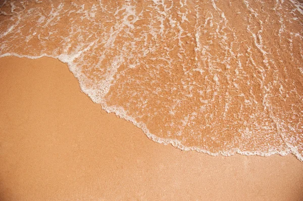 Ola de mar en la arena amarilla en la playa — Foto de Stock
