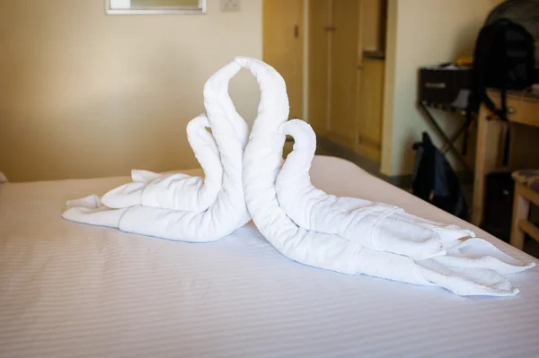 Schlafzimmerdesign mit Schwänen aus der Handtuchdekoration auf dem Bett — Stockfoto