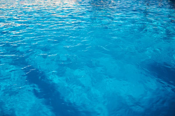 Textura del agua en un fondo patrón de piscina — Foto de Stock