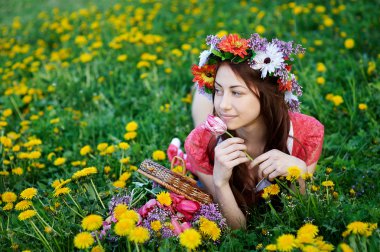 güzel kadını bir çayır çim üzerinde yalan bir çelenk