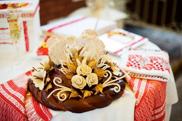 Traditional tasty ukrainian wedding bread loaf at the wedding — Stock Photo, Image