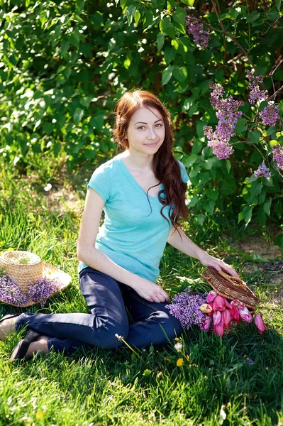 공원에 있는 라일락 나무 근처 아름 다운 여자 — 스톡 사진