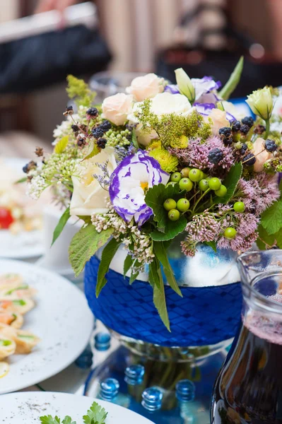 Bouquet of flowers at the wedding table served — Stock Photo, Image