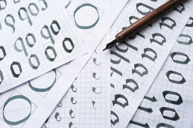 Vintage kalemi bir el yazısıyla yazılmış kağıt kavramı hat üzerinde çalışma