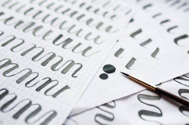 Vintage kalemi bir el yazısıyla yazılmış kağıt kavramı hat üzerinde çalışma