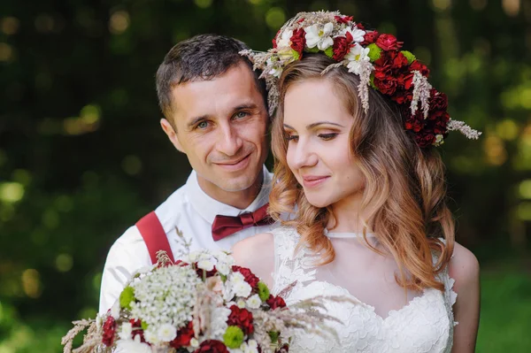 Novia y novio en la boda Día caminando al aire libre en el parque de primavera — Foto de Stock