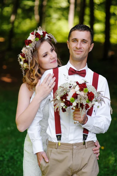 Novia y novio en la boda Día caminando al aire libre en el parque de primavera — Foto de Stock