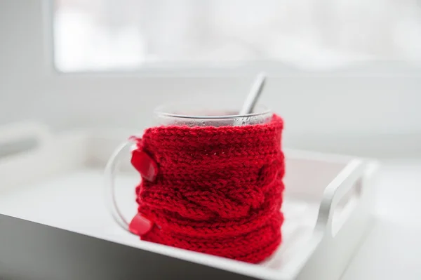 Chá com bebida de cranberry quente inverno outono caneca de malha — Fotografia de Stock