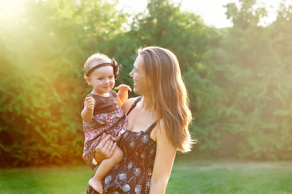 Giovane madre e la sua piccola figlia che gioca sull'erba — Foto Stock