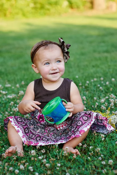 Mutlu küçük kız yaz çayır çimen üzerinde oynamak — Stok fotoğraf