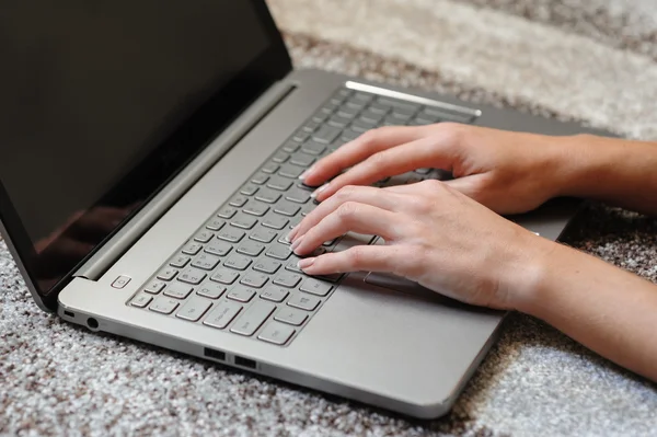 Los dedos de la mujer en el teclado del ordenador portátil en la oficina — Foto de Stock