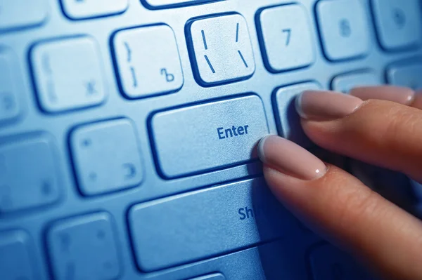 Los dedos de la mujer en el teclado del ordenador portátil en la oficina — Foto de Stock