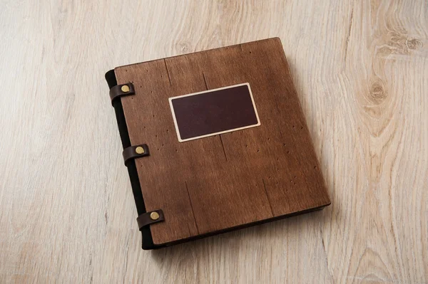 Bruiloft boek met een houten kaft op een houten textuur — Stockfoto