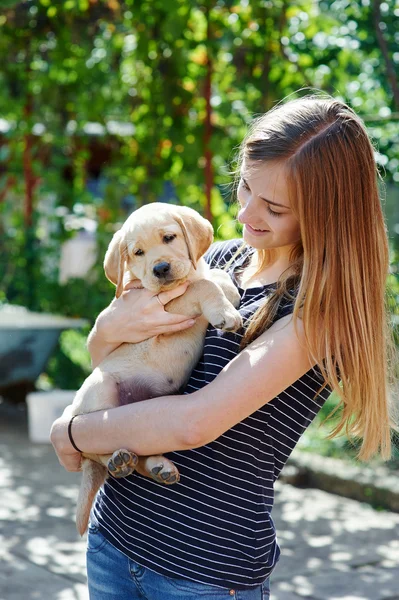 Retrato de Joven sosteniendo en las manos al cachorro Labrador — Foto de Stock