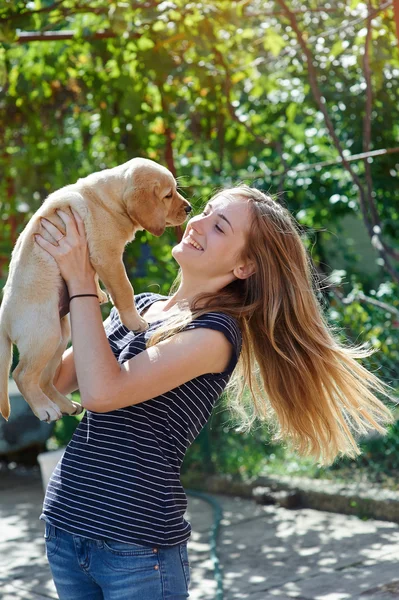 Retrato de Joven sosteniendo en las manos al cachorro Labrador — Foto de Stock