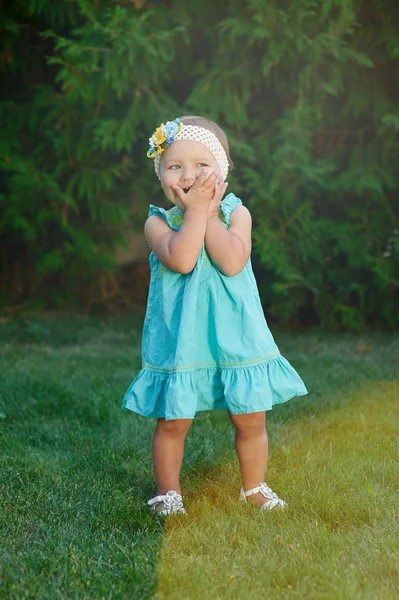 Petite fille jouant sur l'herbe dans le parc d'été — Photo