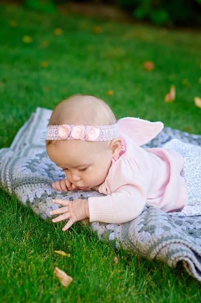 Menina brincando na grama no parque de verão — Fotografia de Stock