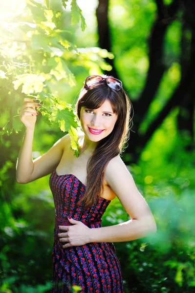 Belle femme aux cheveux longs dans le parc d'été — Photo